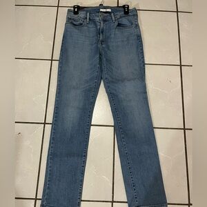 Size 31 Light wash Levi Straight Jeans! Like NEW